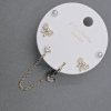 Oorstekers met kraalkapje op het oor, goudkleurig met witte strass-steentjes