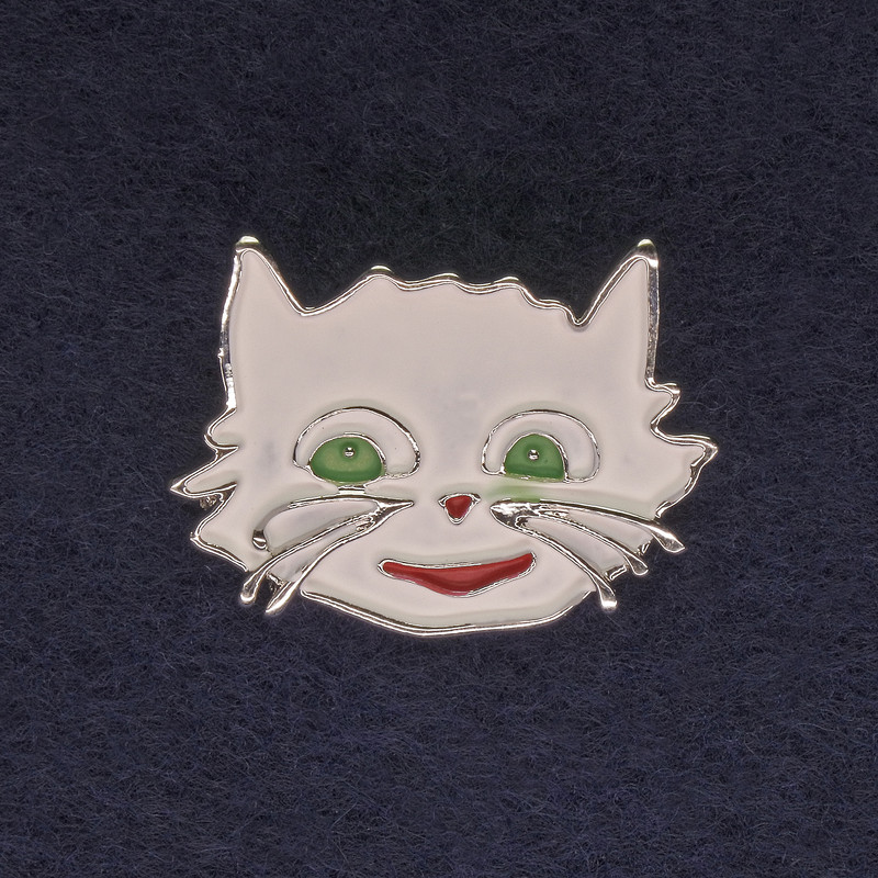 Broche Kat wit emaille zilverkleurig metaal 27×22 mm+