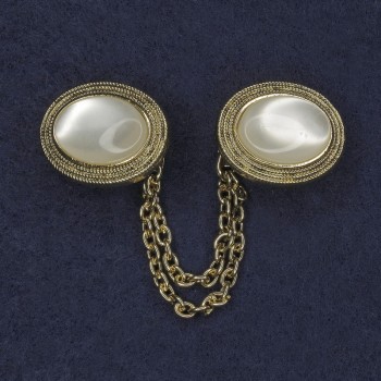 Broche voor cardiganen met wit kattenoog ovaal, diameter 26×20 mm ± gouden metaal, kettinkje, lengte 9 cm+