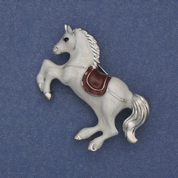 Broche met hanger Paard, wit emaille, zilverkleurig metaal, 44×27 mm+