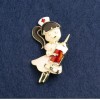 Verpleegkundige broche met roze en rode emaille, goudkleurig metaal 44×25 mm