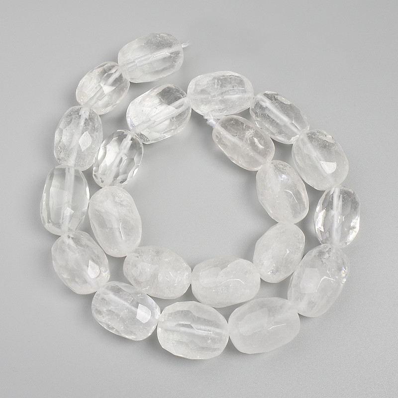 Kralen van bergkristal, facetgeslepen druppelvormige kralen, diameter 16–19×11–15 mm ±, op draad, lengte 40 cm+