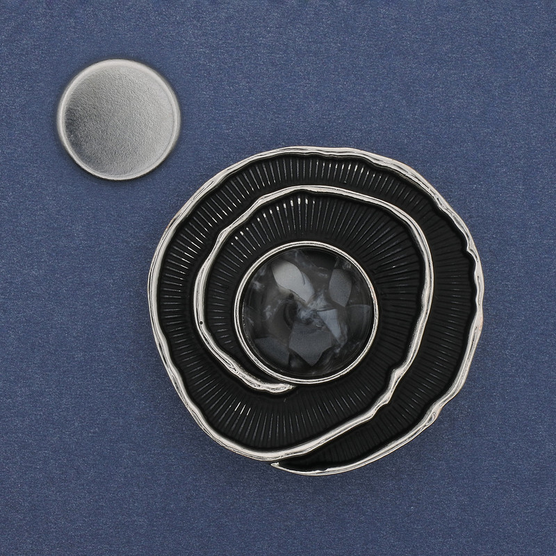 Magnetische broche Accent emaille zilverkleurig metaal 41 mm+