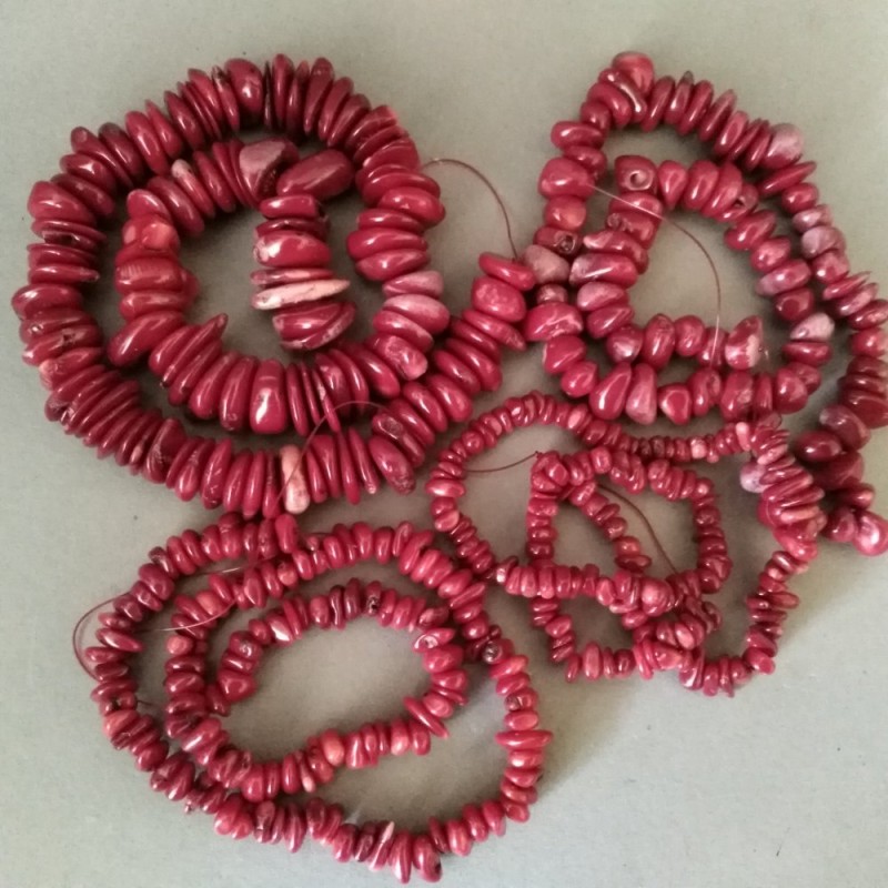 Koraalkralen rode chips, diameter 8–16 mm (±) (Prijs per 100 g.)