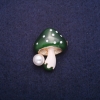 Uitverkoop! Broche «Paddenstoeltje» groene hoedje 22×28 mm met goudkleurig metaal
