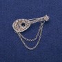 Broche Luit met grijze strass-steentjes 17×50 mm, zilverkleurig metaal