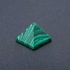 Souvenirpiramide Malachiet (gepers.), hoogte (+-)24mm, lengte (+-)29mm