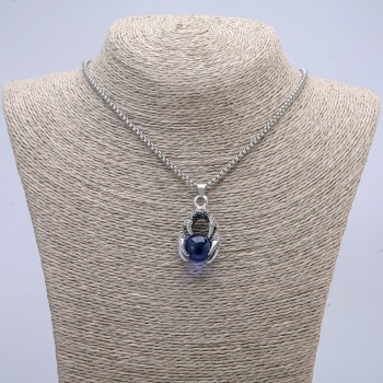 Hanger 'Bal in de poot' 42×22 mm aan ketting, lengte 70 cm ± zilverkleurig metaal
