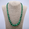 Malachietketting (geperst) met gladde kralen die geleidelijk in grootte toenemen van 6 tot 14 mm, lengte 52 cm+