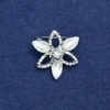 Uitverkoop! Broche Bloem zilverkleurig metaal, kristallen en witte strasssteentjes 27mm +