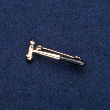 Broche 'Neurologische hamer' met zwarte emaille en goudkleurig metaal, 16×36 mm