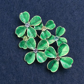 Broche 'Bladeren' groene emaille met strass, goudkleurig metaal 57×40 mm
